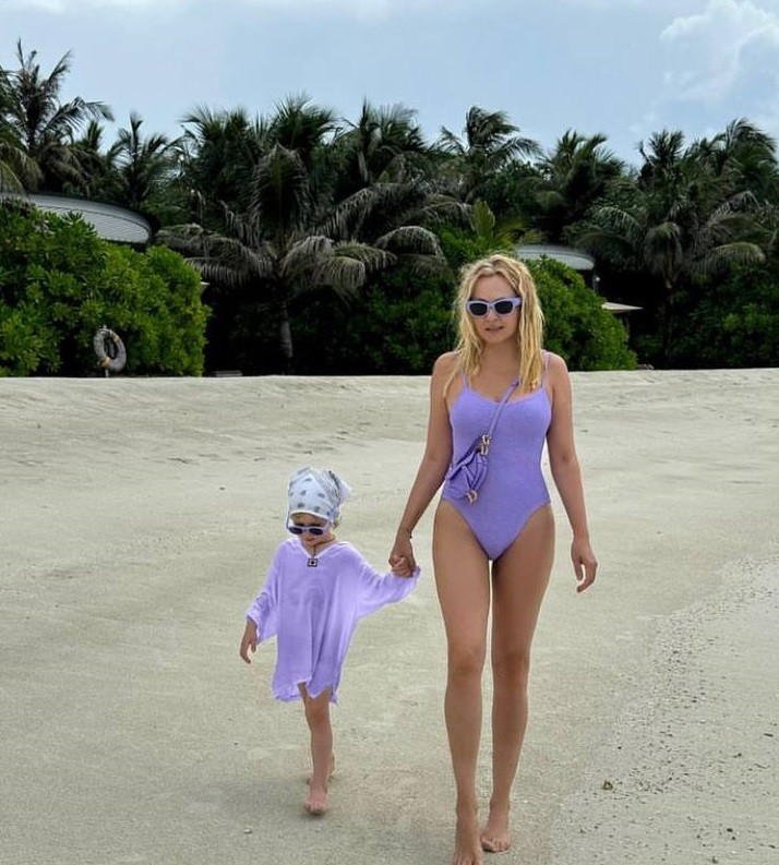 Продюсер Рудковская сняла сына в платье на Мальдивах