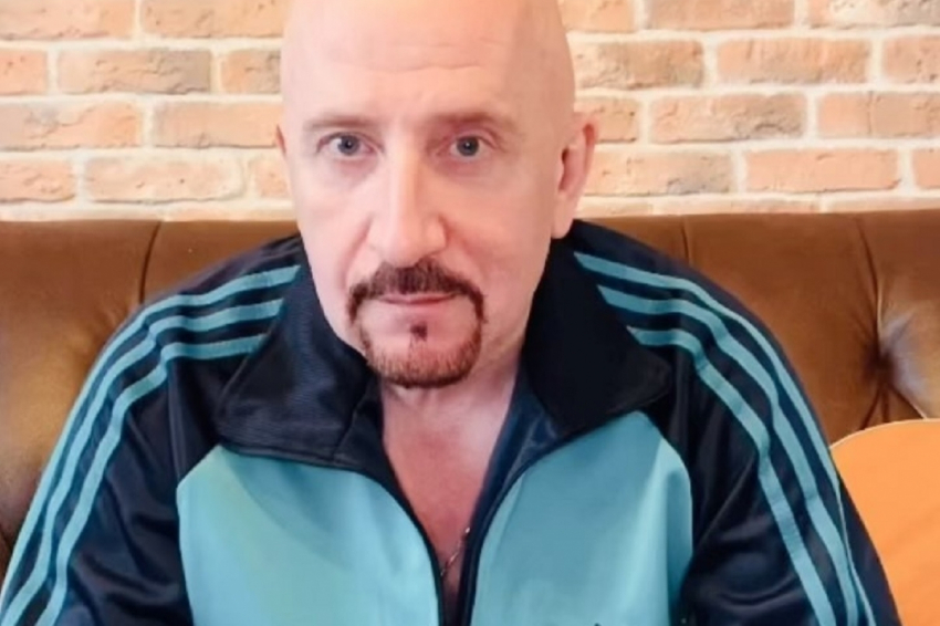 Концерт шансониста Жеки прошел не по плану — артист рухнул на сцене