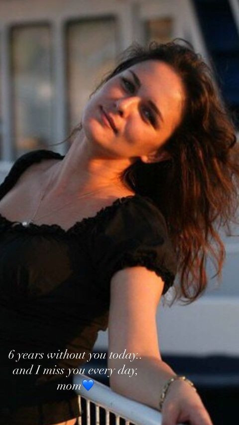 Дочь Кирилла Сафонова показала фото, на котором снялась вместе с умершей матерью