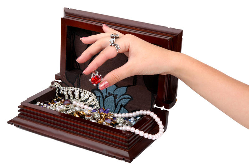 Суеверия запрещают: 7 вещей, которые нельзя давать в долг даже близким