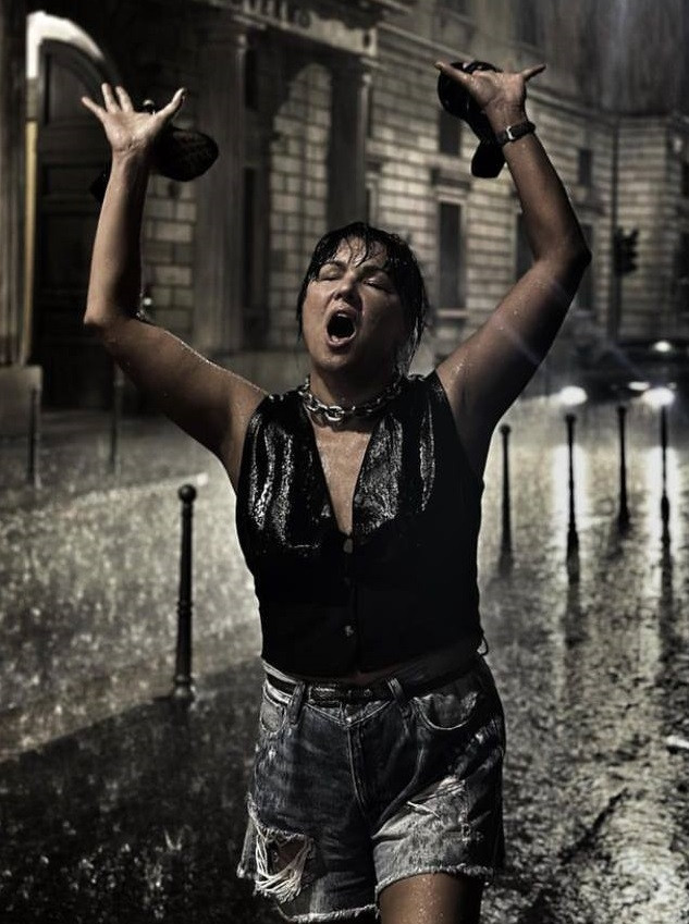 Нетребко снялась под дождем в откровенных позах на улицах Милана