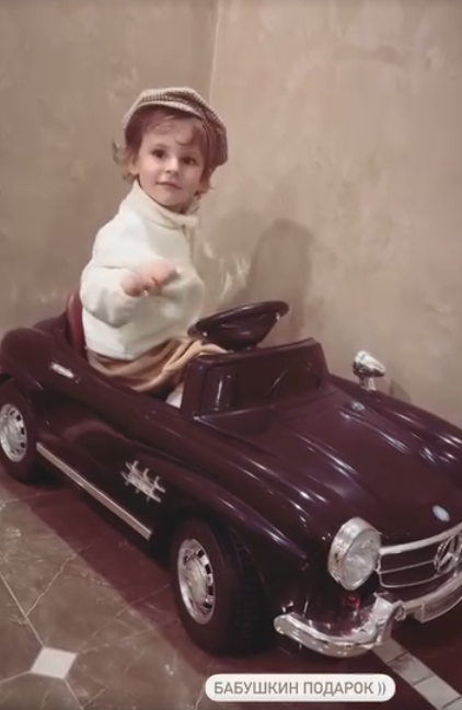 Мать актрисы Лизы Арзамасовой подарила 2-летнему внуку «Мерседес