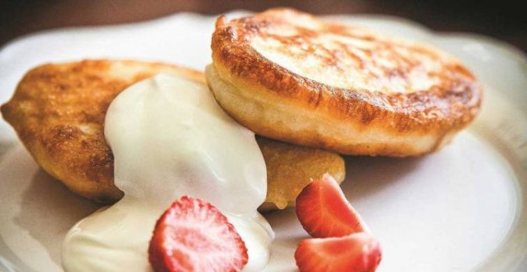 Пышные оладьи на кефире: вкусные рецепты от кулинаров