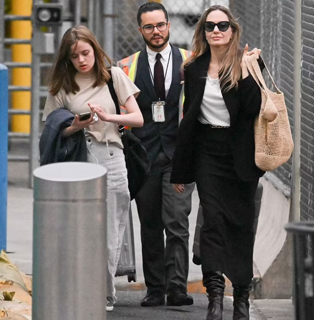 Папарацци сняли Анджелину Джоли с дочерью Вивьен в аэропорту Нью-Йорка