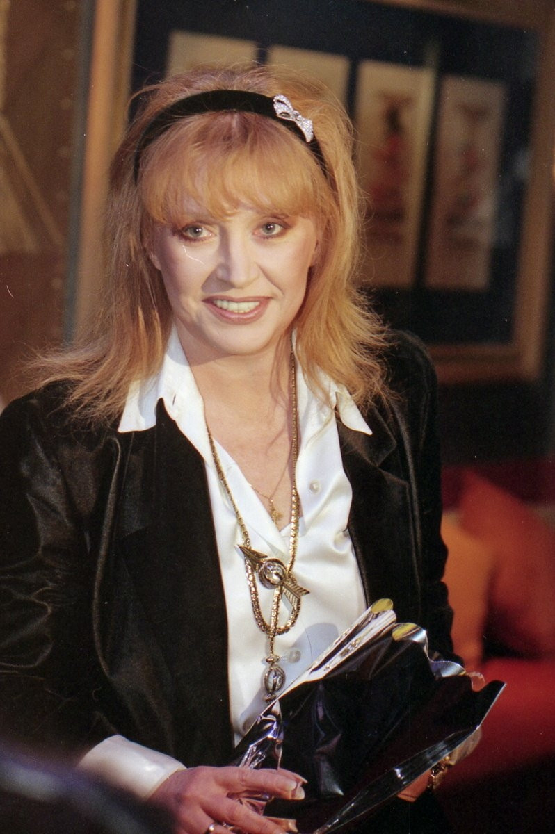 Выяснилось, как выглядят настоящие волосы Рианны, Меган Маркл, Пугачевой и других звезд