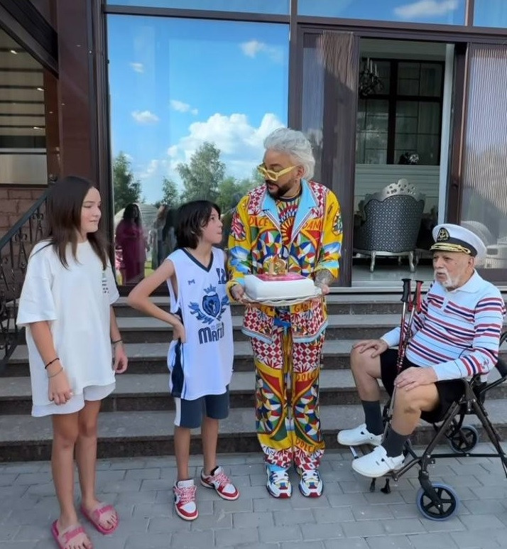 Филипп Киркоров поздравил вернувшегося из Эмиратов сына Мартина с 12-летием