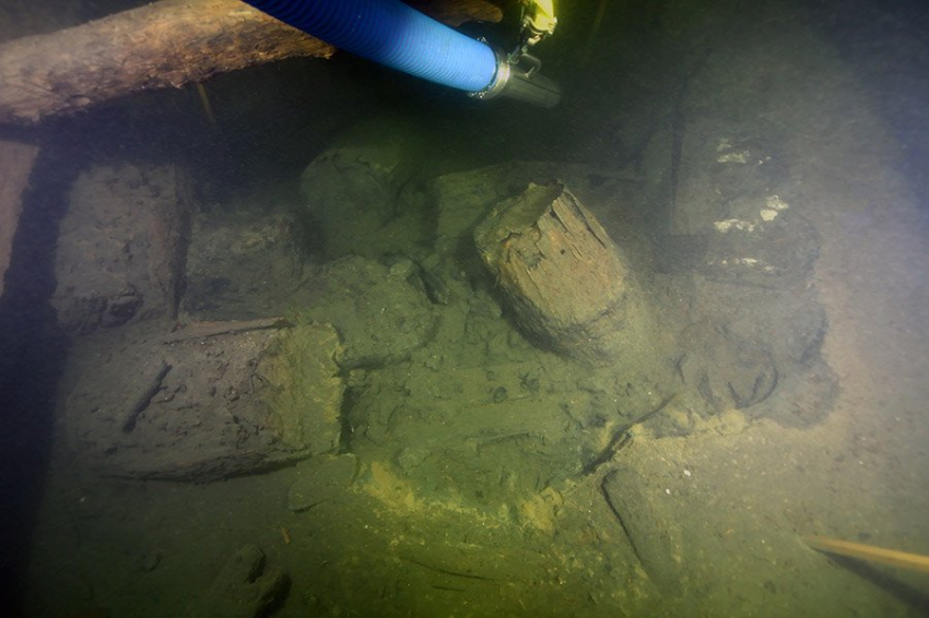 Бочка с редкими кусками железа поднята с места кораблекрушения XVI века