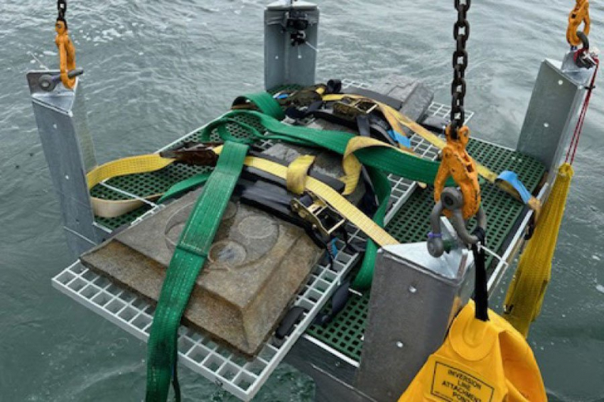 Средневековые могильные плиты подняты с места исторического кораблекрушения