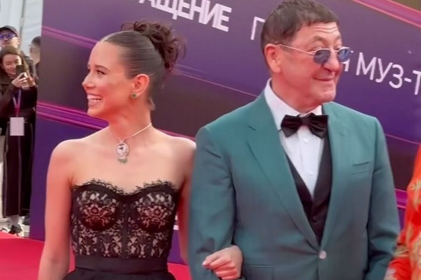 Стало известно, что невеста Григория Лепса Аврора Киб окончила 11-й класс