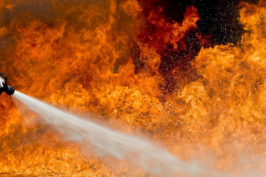 В Волгоградской области после атаки беспилотников загорелись подстанция и нефтебаза