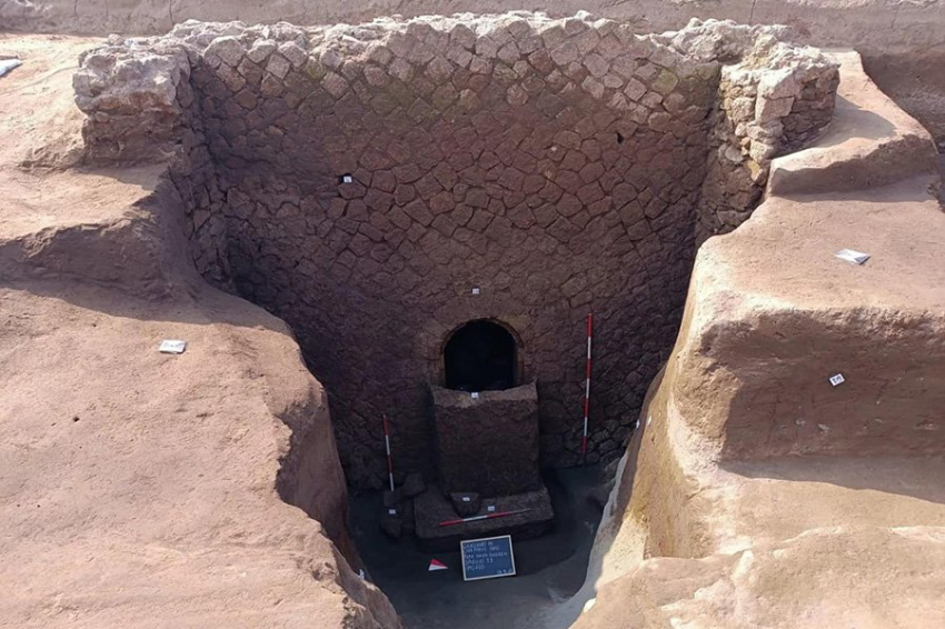 Исследователям удалось заглянуть в запечатанный саркофаг в гробнице Цербера