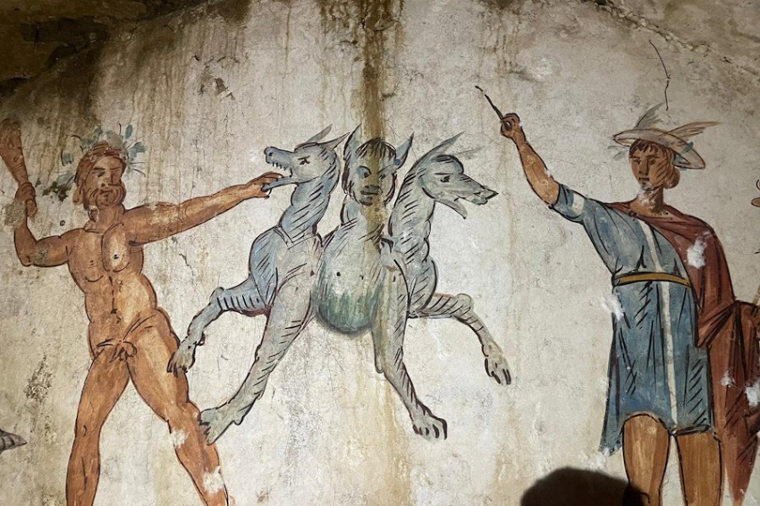 Раскрыто содержимое саркофага в гробнице Цербера