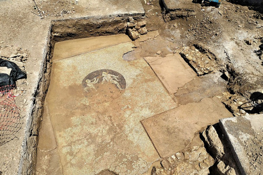 В Греции найден мозаичный пол из гальки с изображениями сатиров
