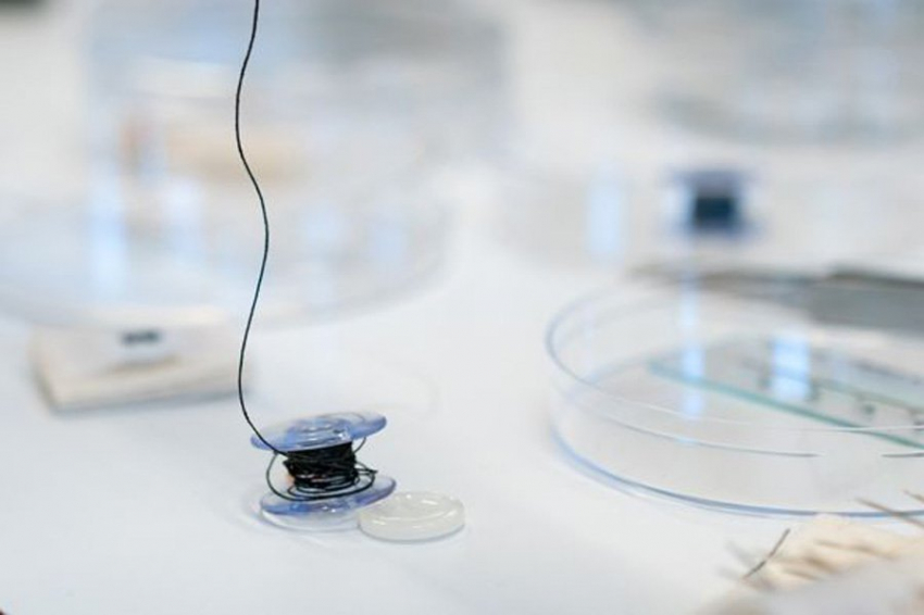 Ученые представили шелковую нить, способную превратить одежду в зарядную станцию