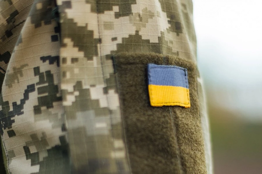 Почему Киев отправляет в окопы медиков и химиков