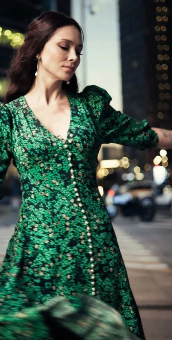 Настасья Самбурская приняла участие в первой мире фотосессии, снятой на городские камеры наблюдения