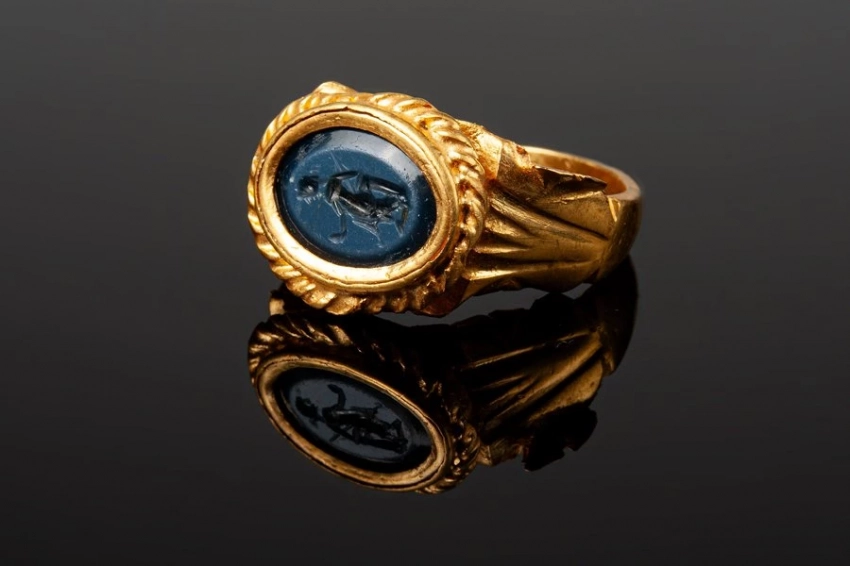 Потрясающее золотое кольцо II века с изображением Венеры найдено во Франции