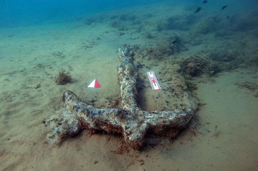 У берегов Сицилии дайверы обнаружили затонувшее 2500 лет судно и якоря
